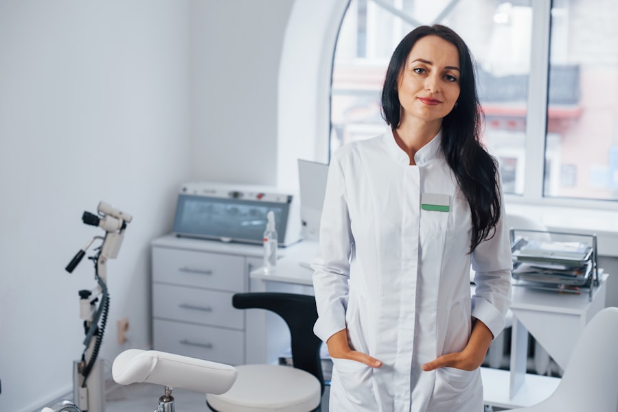 Dra. Camila Duarte, cirurgiã-dentista da Vitta Odontologia, em consultório moderno